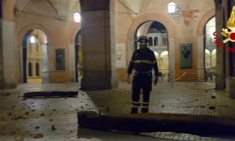 Невидено невреме ја погоди Италија- градот и торнадото оштетија катедрала, десетици луѓе се повредени (ВИДЕО)