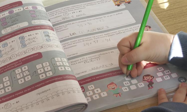 Новата учебна година почнува со три илјади првачиња помалку и 433 укинати паралелки 