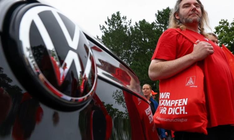 Фолксваген разгледува затворање на четири фабрики во Германија: Прескапи сме