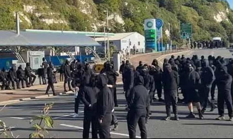 Хаос во Англија: маскирани демонстранти го блокираа Довер, запрен е сообраќајот кон Европа (ВИДЕО)