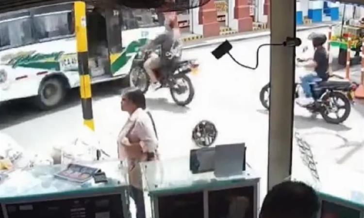 Мотоциклист со полна брзина прелета низ врата на автобус- снимката од Колумбија е неверојатна (ВИДЕО) 