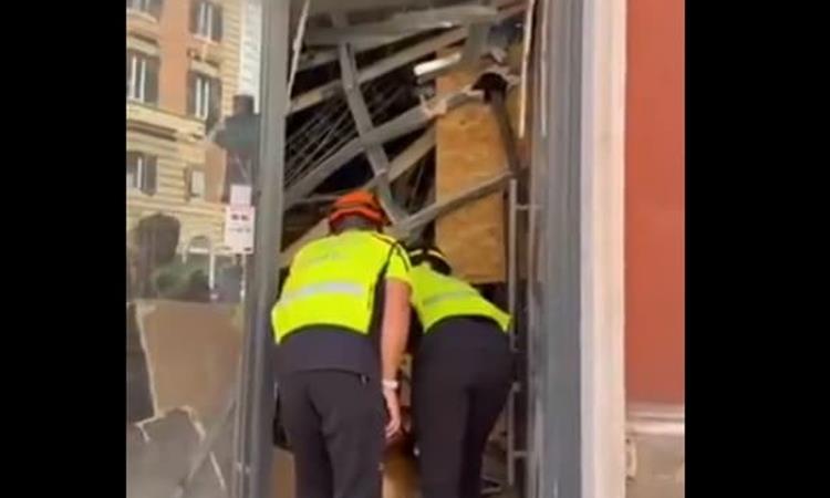 Се урна кат од зграда во центарот на Рим- спасувачите извлекуваат преживеани од урнатините (ВИДЕО)