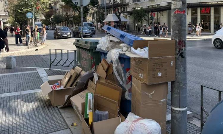„Чистотата” на европски Солун попладнево на главната трговска и туристичка улица Тсимиски