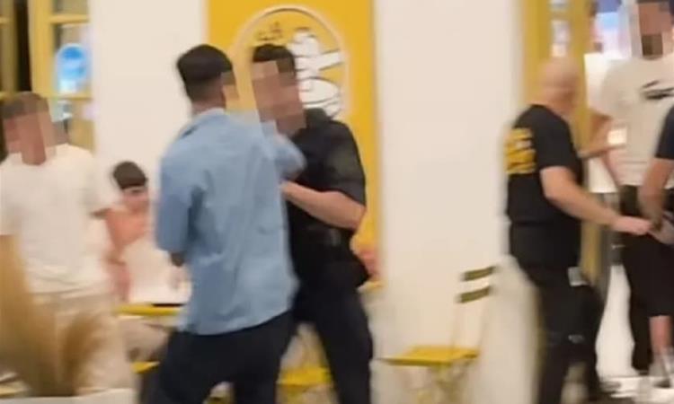 Масовна тепачка во бар на Халкидики: Двајца нападнаа турист, па настана хаос- летаат столови (ВИДЕО)