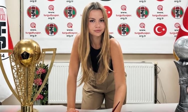Зејнеп има 22 години и стана главен тренер на турски фудбалски клуб (ФОТО)