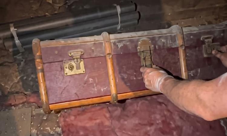 Жена купила куќа стара 100 години, па на таванот открила изненадување (ВИДЕО)