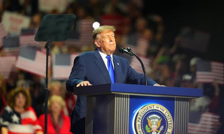 Трамп ветува по 5.000 долари за сите возрасни Американци ако Републиканците победат на изборите во ноември