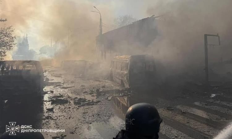 Најмалку четири загинати во руски напад на троговски центар во Украина, полн со луѓе- избувна пожар (ВИДЕО) 