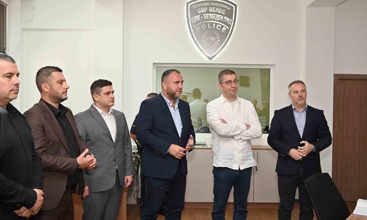 Министерот Тошковски и премиерот Мицкоски во СВР Велес: „Безбеден град“ ставен во функција