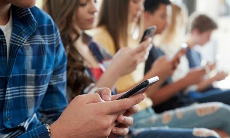 Франција продолжува со плановите за забрана на социјалните мрежи за лица под 15 години