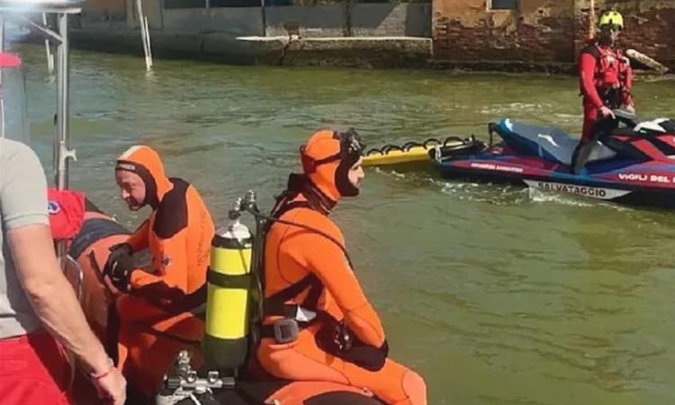 Драма во Венеција по судар на два чамца: Момче е мозочно мртво, девојката ја бараат во каналот (ВИДЕО)