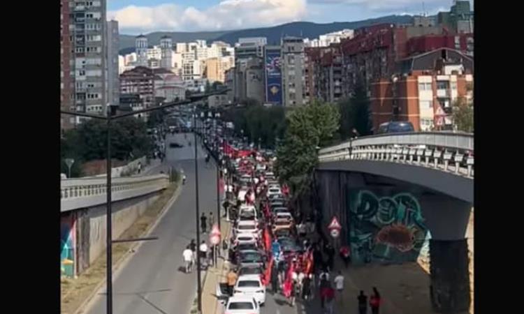 Голем протест во Приштина- толпа граѓани се движи кон плоштадот, се очекуваат насилни протести (ВИДЕО)