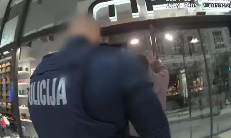 Полицајци во Љубљана соборија маж и го држат за врат- вика дека не може да дише, па почина (ВИДЕО)