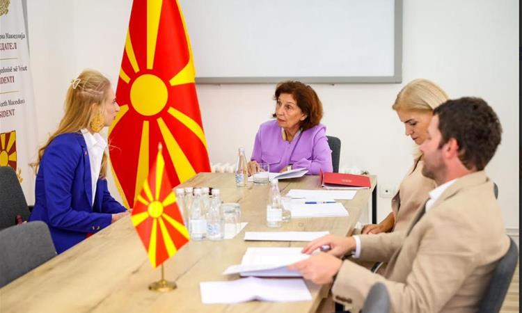 Претседателката Сиљановска-Давкова се сретна со граѓани во Народната канцеларија во Скопје