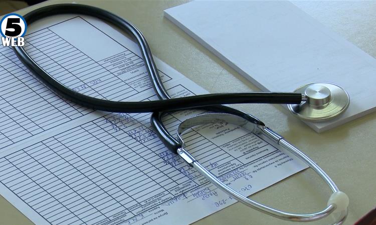 Температурните шокови ги наполнија детските амбуланти: Педијатрите советуваат слојно облекување и без антибиотици