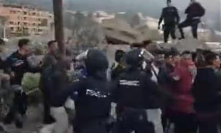 Хаос во Сеута- мигрантите ја нападнаа шпанската полиција, ангажирана е и војската- има повредени (ВИДЕО)