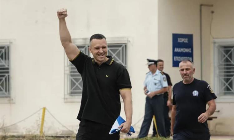 Политички земјотрес во Грција: Излезе од затвор истакнат неонацист и најави враќање во политиката (ВИДЕО)
