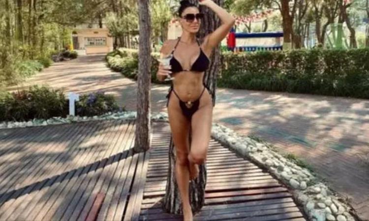Фото: Српска пејачка во микро бикини 