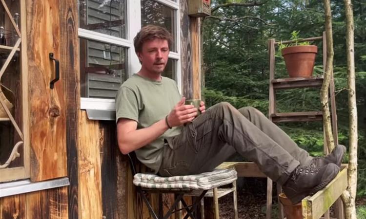 Дал отказ и се преселил во шума: Живеам во дрвена колиба и конечно сум слободен (ВИДЕО)