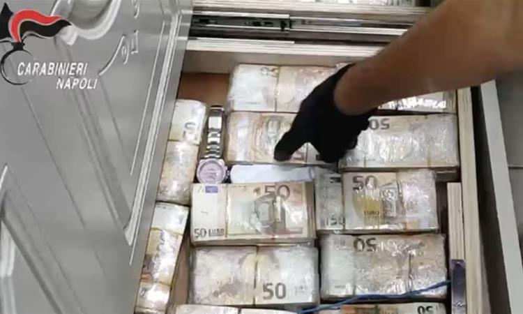 Мафијата криела над 3 милиони евра во ѕидови и под на стан кај Неапол- уапсени се 34 лица (ВИДЕО)