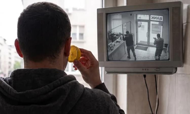 Упаднале во банка без маски и со пиштоли- верувале дека сок од лимон ќе ги направи невидливи за камерите 