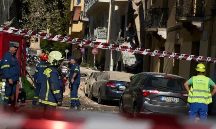 Пет лица исчезнаа во експлозијата во центарот на Атина, меѓу нив тројца туристи (ВИДЕО)