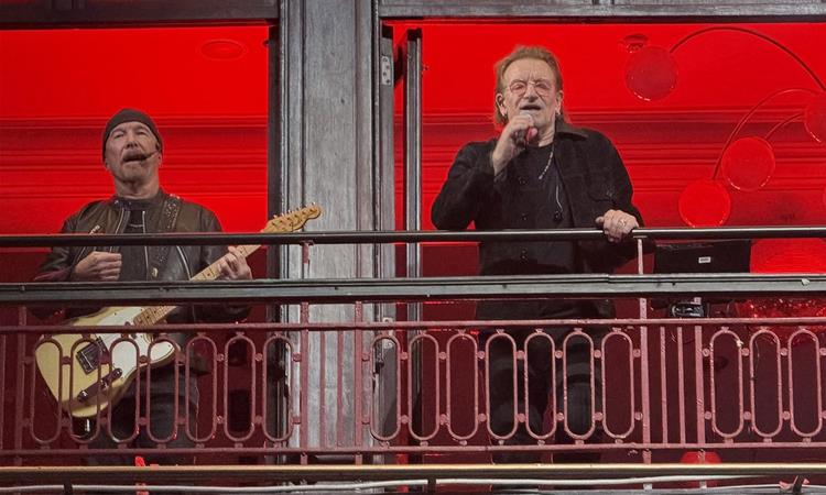 U2 ги изненади граѓаните на Даблин со ненајавен концерт на улица (ВИДЕО)