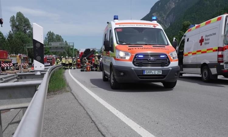 Најмалку двајца загинати и 26 повредени во автобуска несреќа во Германија- се преврте туристички автобус 