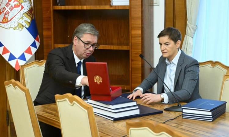 Вучиќ ѝ ги предаде должностите на Ана Брнабиќ