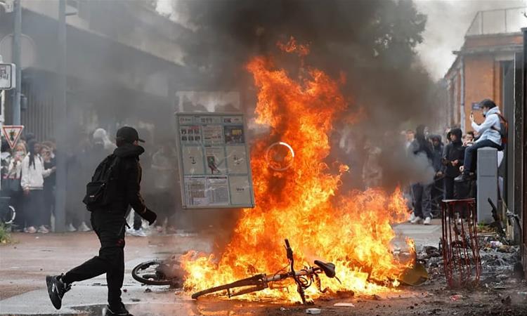 Хаос во француските училишта: Ученици палат канти и тепаат полицајци (ВИДЕО)