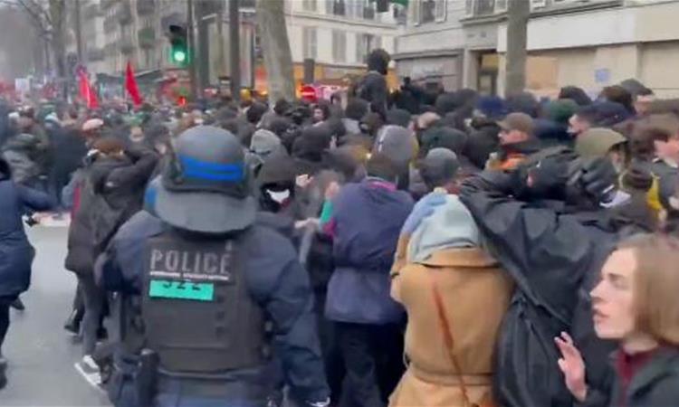 Видео: Хаос во Франција повредени повеќе од 600 лица