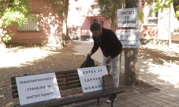 Лекарот кој се жалеше на дискриминација започна протест со глад пред Медицинскиот факултет