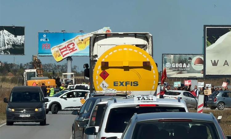Протест на аеродромот во Приштина-  приврзаниците на ОВК ја пречекаа Урсула фон дер Лајен: Денес Тачи, утре Зеленски (ВИДЕО)