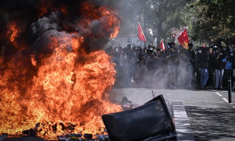 Видео- фото: Протести низ Франција, затворени 400 училишта 
