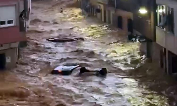 Разорни поплави во Шпанија: Водата носи сè пред себе