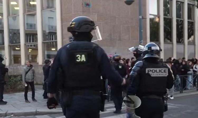 Маскиран демонстрант запалил лице на жена, протетсите во Франција надвор од контрола