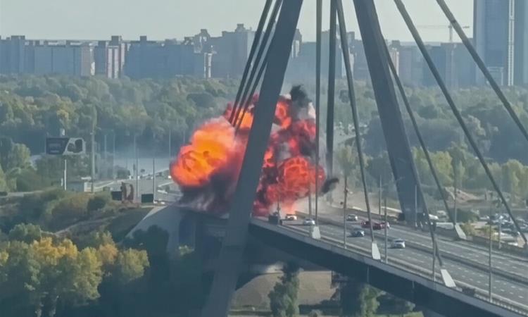 Русите го погодија клучниот мост во Киев преполн со автомобили