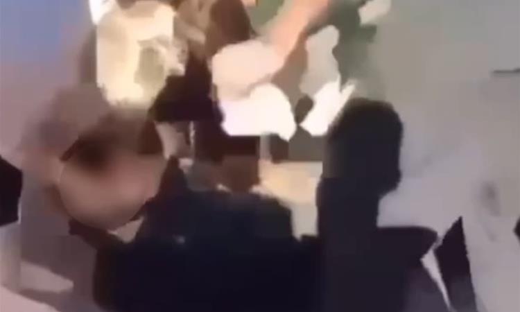 Тинејџер остана без дланка за време на судирите со полицијата во Франција (ВИДЕО)