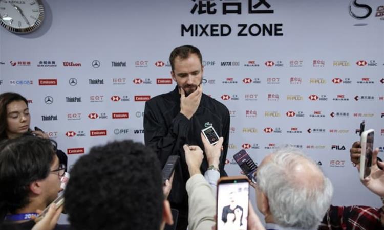 Медведев му се извини на повредениот гледач, дисквалификацијата скапо го чинеше- се огласи и Ѓоковиќ (ВИДЕО)