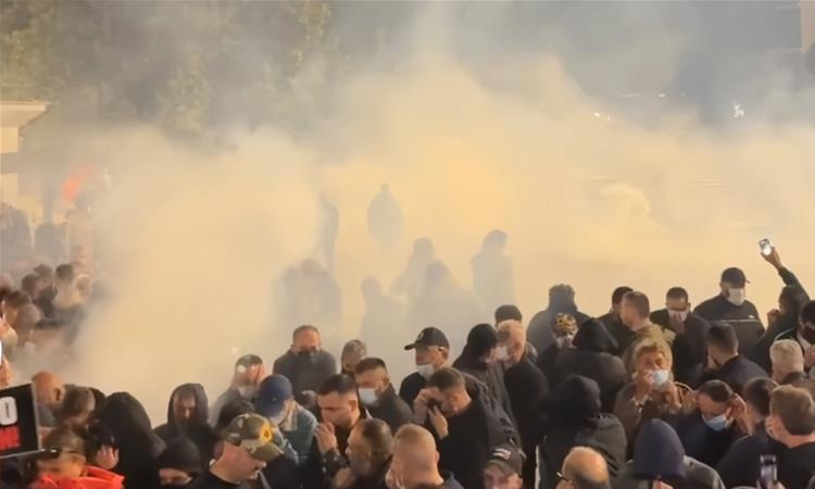 Демонстранти и полицијата се судрија пред косовскиот парламент