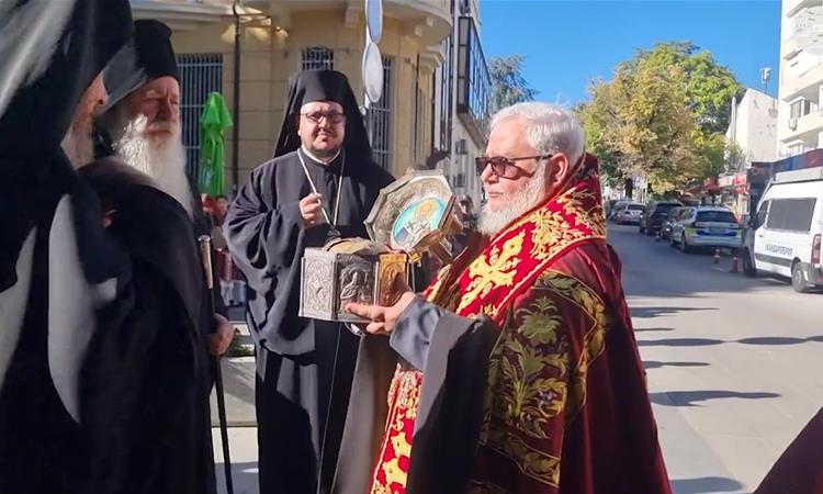 По моштите на Самоил, во Бугарија пристигна и чесната глава на Св. Климент – коинциденција или тенденција?