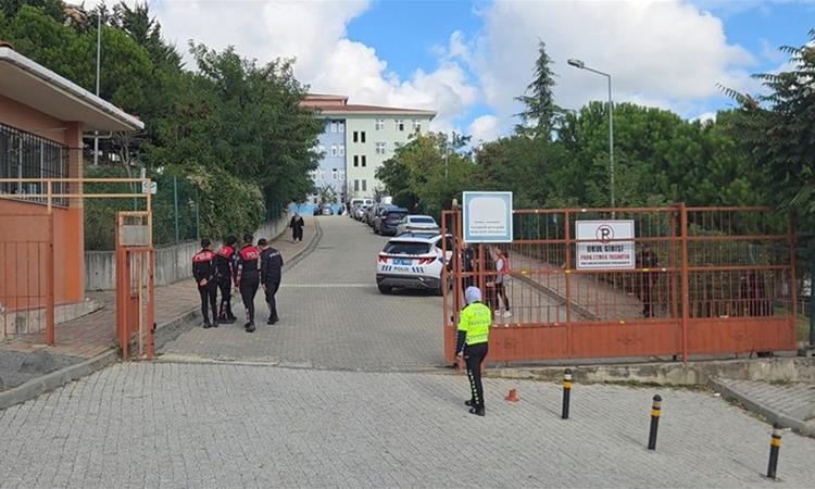 Напад со нож во училиште во Истанбул: Средношколка нападнала основци, еден е во критична состојба (ВИДЕО) 