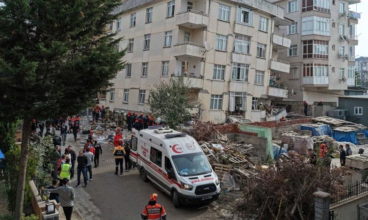 Видео-Фото: Дете извлечено живо од урнатини по делумно уривање на зграда во Истанбул 