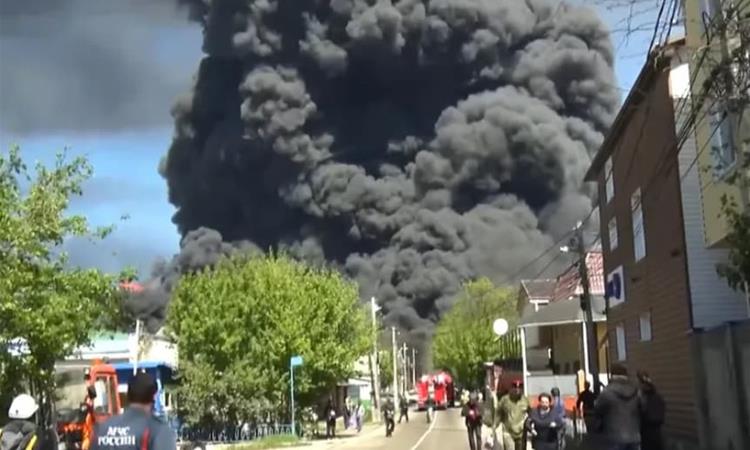 Одмазда за рускиот напад врз автобуска постојка- Украина ја погоди најголемата руска рафинерија (ВИДЕО)