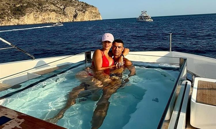 Роналдо и Џорџина си купија две луксузни вили на остров во Црвеното Море (ФОТО)
