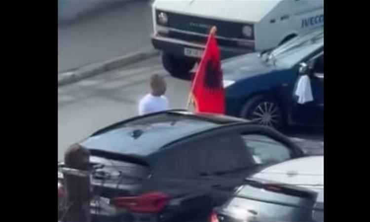 Приведен е „полицаецот“, кој со албанско знаме го регулираше сообраќајот во Скопје (ВИДЕО)