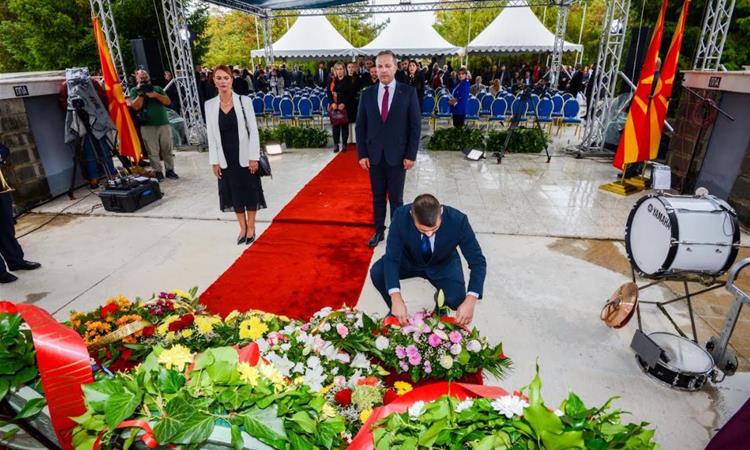 По повод 11 Октомври делегација на СДСМ положи цвеќе и оддаде почит на борците од НОБ на Спомен-костурницата во Куманово