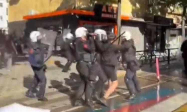 Жесток судир на студентите со полицијата во Тирана: Се користат водени топови и тули (ВИДЕО)