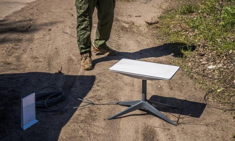 Украинците во очај: Маск воведе драстични ограничувања за „Starlink“