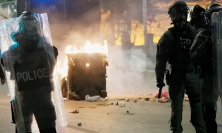 Шест повредени полицајци по насилниот протест во Тирана